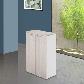 Armadio ufficio in legno con serratura. Armadietto multiuso a 2 ante olmo con ripiani, dimensioni 90x45x129 cm.