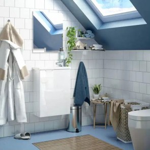 Mobile bagno laccato bianco con un ripiano interno. Mobili bagno completo di specchio e lavabo in resina a prezzi scontati