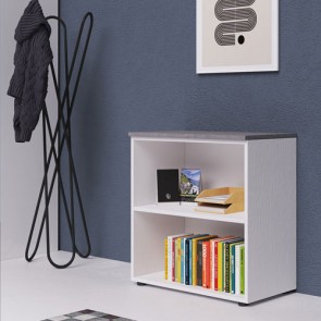 Mobile ufficio a giorno in legno bianco frassinato con top di colore cemento. Armadio multiuso con ripiani, ideale anche come libreria in cameretta dei bambini. Dimensioni 90x45x87 cm.