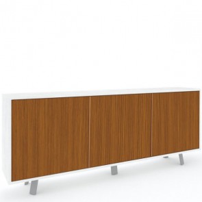 Credenza buffet moderna bianca con tre ante in rovere dogato. Mobili credenze basse moderne in legno, ideali in cucina e sala da pranzo.
