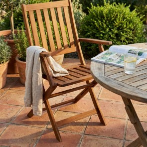 Sedia in legno pieghevole da giardino con braccioli, poltrona richiudibile da esterno per terrazzo. Dimensioni 55x57x91h cm