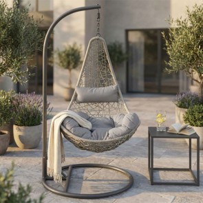Poltrona dondolo sospesa da giardino in rattan con cuscino grigio. Poltrone sospese per terrazzo esterno, ideali anche per interni.