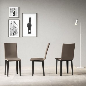 Sedia cucina in similpelle tortora con gambe coniche in metallo. Sedie ufficio design da scrivania, poltroncina con seduta imbottita, ideale anche in soggiorno.