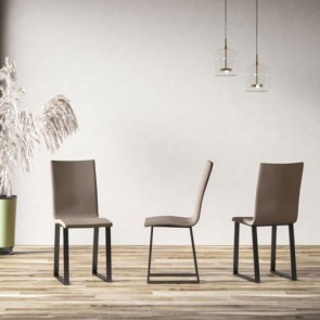 Sedia cucina in similpelle tortora con gambe a slitta in metallo. Sedie ufficio moderna design da scrivania, poltroncina con seduta imbottita, ideale anche in soggiorno.