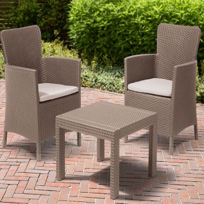 Set da giardino con tavolo in resina antiurto effetto rattan e 2 poltrone complete di cuscini, tavoli e sedie cappuccino da esterno per balconi e terrazzi.