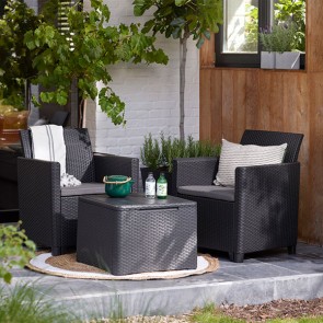 Set da giardino con tavolo contenitore in resina antiurto effetto rattan e 2 poltrone complete di cuscini, tavoli e sedia graphite da esterno per balconi e terrazzi.