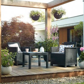 Set da giardino con tavolo in resina antiurto effetto rattan e 2 poltrone complete di cuscini, tavoli e sedie graphite da esterno per balconi e terrazzi.