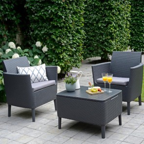 Set da giardino con tavolo contenitore in resina antiurto effetto rattan e 2 poltrone complete di cuscini, tavoli e sedia graphite da esterno per balconi e terrazzo.
