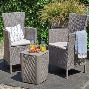 Set da giardino con tavolo in resina antiurto effetto polirattan e 2 poltrone complete di cuscini, tavoli e sedie cappuccino da esterno per balconi e terrazzi.
