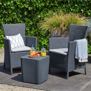 Set da giardino con tavolo in resina antiurto effetto polirattan e 2 poltrone complete di cuscini, tavoli e sedie graphite da esterno per balconi e terrazzi.