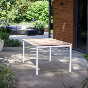 Tavolo da giardino con piano effetto legno marrone, tavoli in metallo bianco da esterno per balconi e terrazzi. Dimensioni 200x95x75h cm 