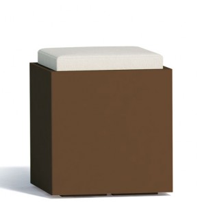 Pouf contenitori per esterno con cuscino in ecopelle bianco. Sgabello design Monacis in polietilene marrone con vano contenitore, ideale per il tuo giardino di casa.