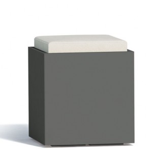Pouf contenitori per esterno con cuscino in ecopelle bianco. Sgabello design Monacis in polietilene grigio con vano contenitore, ideale per il tuo giardino di casa.