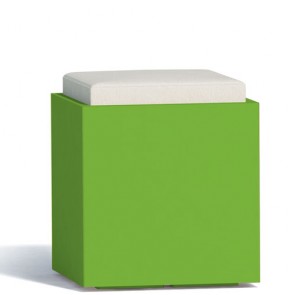 Pouf contenitori per esterno con cuscino in ecopelle bianco. Sgabello design Monacis in polietilene verde con vano contenitore, ideale per il tuo giardino di casa.