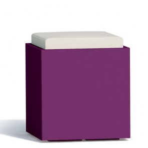 Pouf contenitori per esterno con cuscino in ecopelle bianco. Sgabello design Monacis in polietilene viola con vano contenitore, ideale per il tuo giardino di casa.