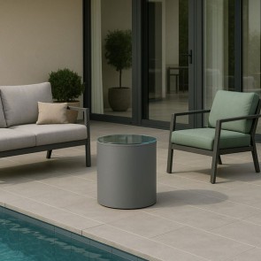 Tavolino per esterno con piano in vetro. Tavolini design in polietilene colorato, ideale anche come sgabello per giardino di casa.