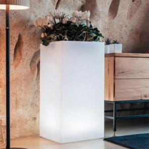 Vaso luminoso da giardino in resina bianca per esterno. Vasi da interno illuminati di luce bianca, ideale per le piante del terrazzo. 