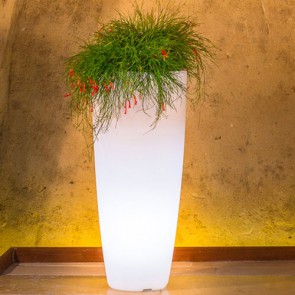 Vaso luminoso da giardino per esterno. Vasi illuminati di luce bianca, per piante in resina bianca per interno.