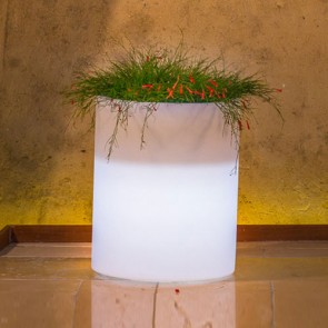 Vaso luminoso da giardino in resina bianca per esterno. Vasi luminosi da interno illuminati di luce bianca, ideale per le piante del terrazzo.