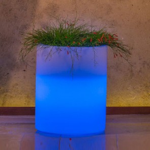 Vaso luminoso da giardino in resina bianca per esterno. Vasi luminosi da interno illuminati di luce blu, ideale per le piante del terrazzo.