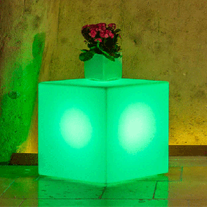 Lampada quadrata da giardino in resina bianca per esterno, ideali anche per il terrazzo e bordo piscina. Lampade da terra quadrate illuminate di luce verde.