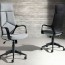Sedia da ufficio girevole con seduta rivestita in tessuto grigio chiaro e schienale in pvc nero. Poltrona dotata di braccioli
