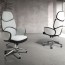 Sedia da ufficio girevole con seduta rivestita in tessuto grigio chiaro e schienale in pvc bianco lucido. Poltrona dotata di braccioli 
