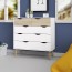 Cassettiera in legno con finitura laccata bianca e rovere naturale. Mobile settimino 5 cassetti, ideale per le camerette dei bambini.