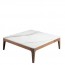 Tavolino quadrato salotto dal design moderno con piano in marmo porcellanato bianco. Tavolini per salone con gambe in legno impiallacciato noce naturale. 