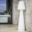 Lampada da terra design in polietilene bianco per interni. Lampade luminose da esterno illuminate di luce LED bianca, piantana luminosa in resina ideale per il giardino.