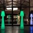 Lampada da terra design in polietilene bianco per interni. Lampade luminose da esterno illuminate di luce LED RGB azionabile con telecomando
