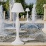 Lampada da terra design in polietilene bianco per interni. Lampade luminose da esterno illuminate di luce bianca, piantana luminosa ideale per il giardino.