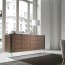Credenza Angel Cerdà in legno e fianchi in vetro temperato. Credenze mobile con 4 ante e ripiani in noce, ideale in soggiorno e sala da pranzo. 