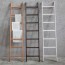 Scaletta porta asciugamani Uilli di colore bianco. Scala portariviste Cipì in legno di teak naturale o wengee, con gommini antiscivolo.