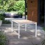 Tavolo da giardino con piano effetto legno marrone, tavoli in metallo bianco da esterno per balconi e terrazzi. Dimensioni 200x95x75h cm 